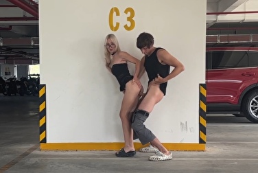 Трахнулись на паркинге прямо в одежде — риск! (обкончал лицо)